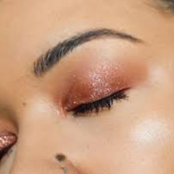 😍NWT Red Star Light Gleam Becca Eyeshadow!😍 - Picture 3 of 8